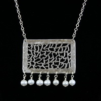 Net & Pearls Necklace